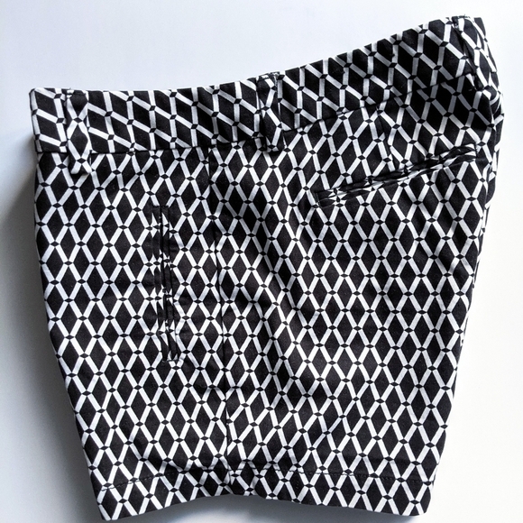 Stylus Black White Geometric Lattice Print Shorts with Pockets, Unlined- sz 2 - Picture 2 of 7
